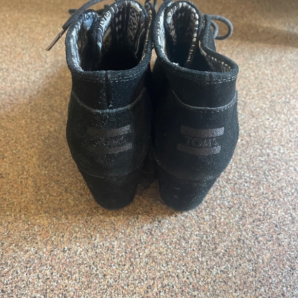 Tom’s shoes. - Picture 2 of 2